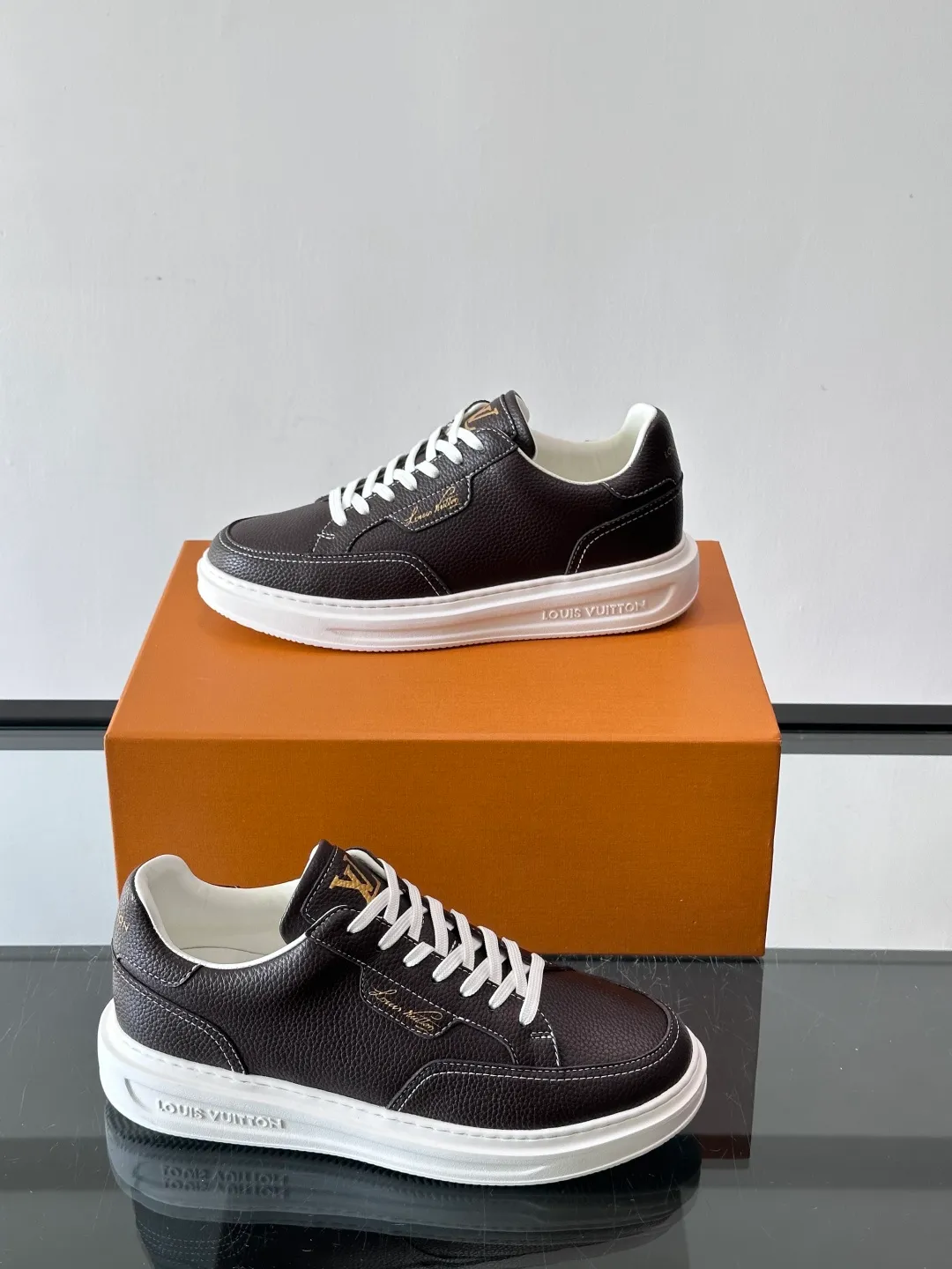 Men's men's shoes 💰p380 "＊OUIS ＊UITTO＊" casual sneakers, made of high-quality cowhide grain leather, with black laces, simple and high-end! LV Logo + classic Monogram lines on the side of the shoe, full of details✨. The rubber soles are wear-resistant and have strong traction, making them suitable for daily commuting and leisure. The shoe last fits the shape of the foot, making it comfortable to wear and not tiring after long walks. It is extremely versatile and can be easily worn with jeans or casual pants. It is a must-have item for men's fashion! 🖤 ​​size：38-44